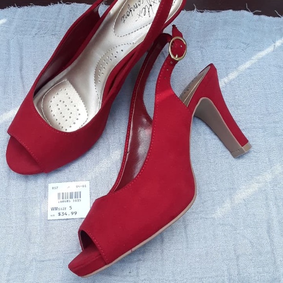 NWT Payless Dexflex Comfort Red High Heels Size 5 - Picture 1 of 11